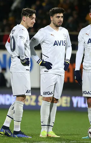 Fenerbahçe'de Mesut Özil ve Ozan Tufan ikilisine bir şok daha