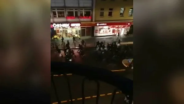 george-floyd-protestolari-almanyaya-sicradi-magazalar-yagmalanirken-camlar-bu-sistemden-nefret-ediyoruz-yazisiyla-boyandi-1591448088955.jpg George Floyd protestoları Almanya'ya sıçradı! Mağazalar yağmalanırken, camlar "bu sistemden nefret ediyoruz" yazısıyla boyandı-2