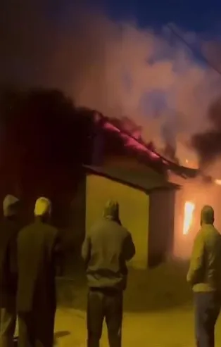 Adana'da yangın paniği: Bitişik eve de sıçradı