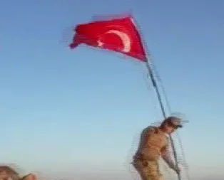 Mehmetçik, PKK’nın ’Girilmez’ dediği yere Türk bayrağı dikti