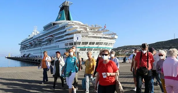 2,5 yıl aradan sonra bir ilk! Dev kruvaziyer gemi Çeşme’ye demirledi