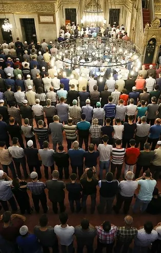 11 ayın sultanı, huzur ve bereket ayı Ramazan'ın ilk teravih namazı eda edildi