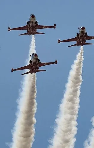 Türk Yıldızları KKTC'de nefes kesti! MSB'den göğsümüzü kabartan görüntüler