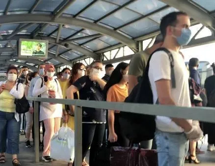 Metrobüslerde sosyal mesafesiz yolculuk