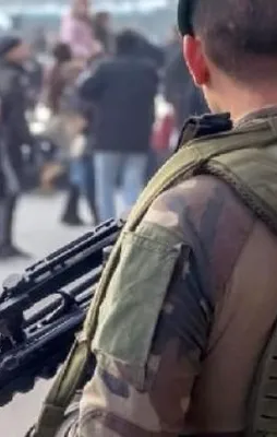 Paris'te saldırı! Askerlerin üzerine araç sürüldü