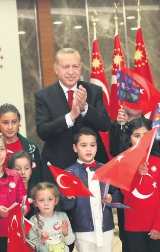 Tüm Türkiye saat 21'de Başkan Erdoğan liderliğinde İstikal Marşı'nı okudu