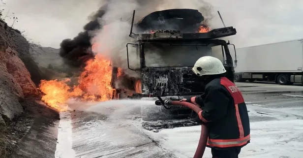 Mersin Tarsus'ta TIR cayır cayır yandı! Sıfır kilometre 7 otomobil kül oldu