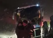 Son dakika: Boluda bariyerlere çarpan otobüsün kapıları açılmayınca 27 yolcu mahsur kaldı