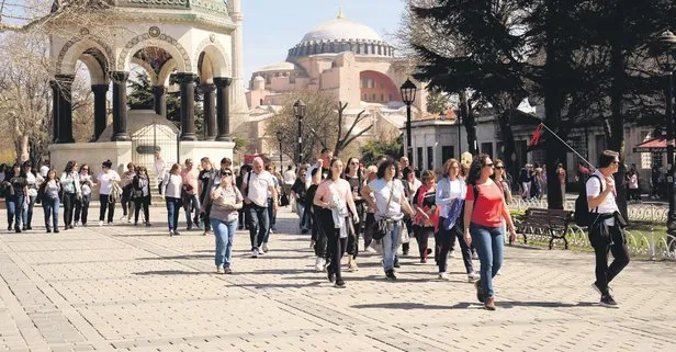 Meydan turistlere kaldı