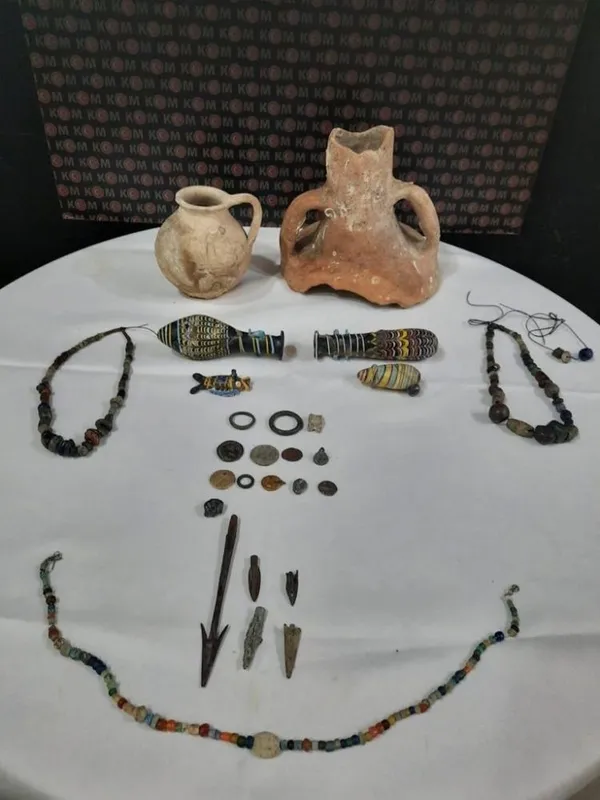 son-dakika-istanbulda-operasyon-237-parca-tarihi-eser-ele-gecirildi-1624691938259.jpg SON DAKİKA: İstanbul'da operasyon! 237 parça tarihi eser ele geçirildi-7