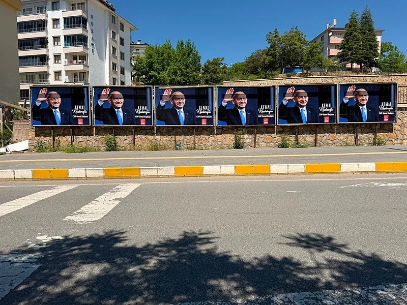 kilicdaroglunun-memleketinde-afis-hareketliligi-genel-baskan-unvaniyla-tum-sehre-asildi-valilikten-aciklama-ge-1780420315925.jpeg Kılıçdaroğlu'nun memleketinde afiş hareketliliği! "Genel başkan" unvanıyla tüm şehre asıldı: Valilikten açıklama geldi-4