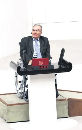 Deniz Baykal'ın tedavisi sürüyor