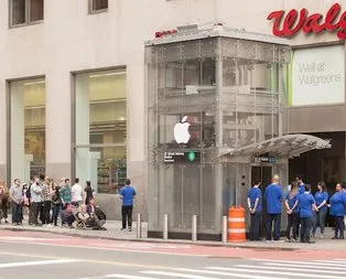 Sahte Apple Store’un önünde iPhone X için beklediler