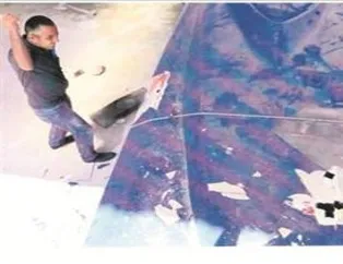 Oğlunun teknesini paramparça etti