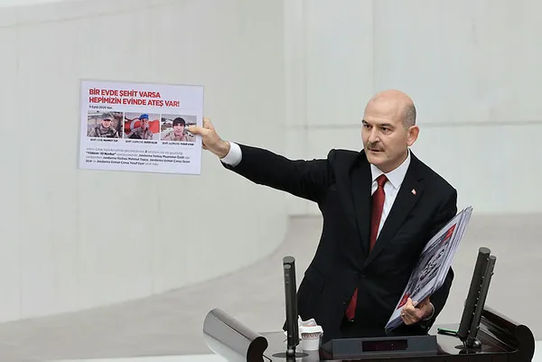 icisleri-bakani-suleyman-soylu-pkkli-teroristleri-savunan-hdplileri-mecliste-rezil-etti-1607796950059.jpg İçişleri Bakanı Süleyman Soylu, PKK'lı teröristleri ve Kemal Kurkut'u savunan HDP'lileri Meclis'te rezil etti-5