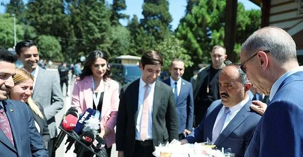 Başkan Erdoğan Eyyam-ı Bahur sıcaklarında kendisini takip eden basın mensuplarına dondurma ikram etti