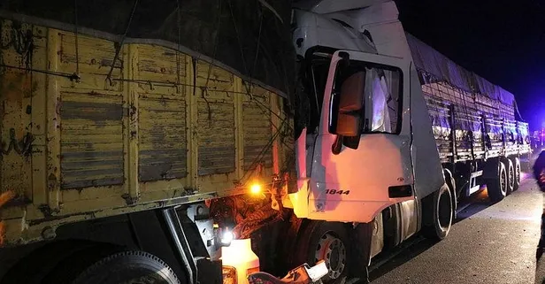 TEM'de kaza: Kamyona çarpan TIR'ın sürücüsü araçta sıkıştı