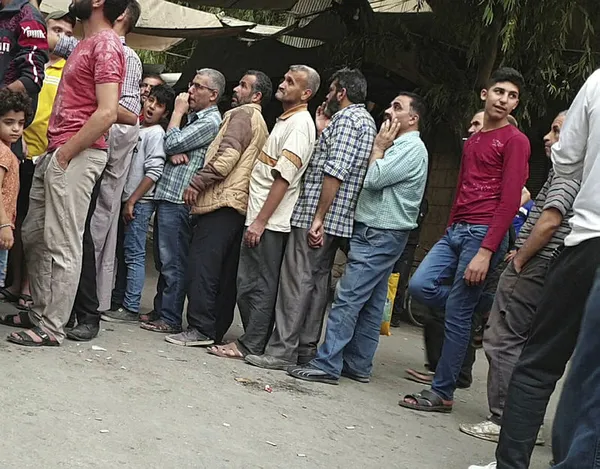 esed-rejiminin-kontrolundeki-bolgelerde-ekmege-zam-yapildi-karaborsada-fiyatlar-firladi-1604398705247.jpg Esad rejiminin kontrolündeki bölgelerde ekmeğe zam yapıldı, karaborsada fiyatlar fırladı-4