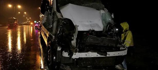 Feci kaza! Minibüs TIR’a arkadan çarptı