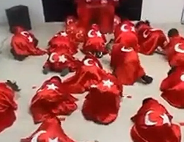 Çocukları Atatürk posteri önünde secde ettirdiler!