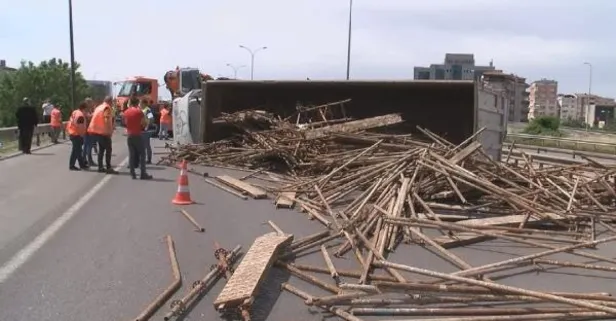 SON DAKİKA: Samandıra TEM Otoyolu'nda TIR devrildi yol trafiğe kapandı
