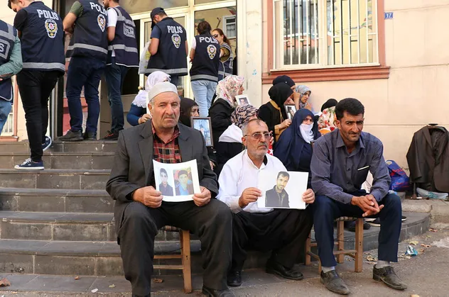 "Evlat nöbeti"ndeki ailelerin çığlığı sınırları aştı