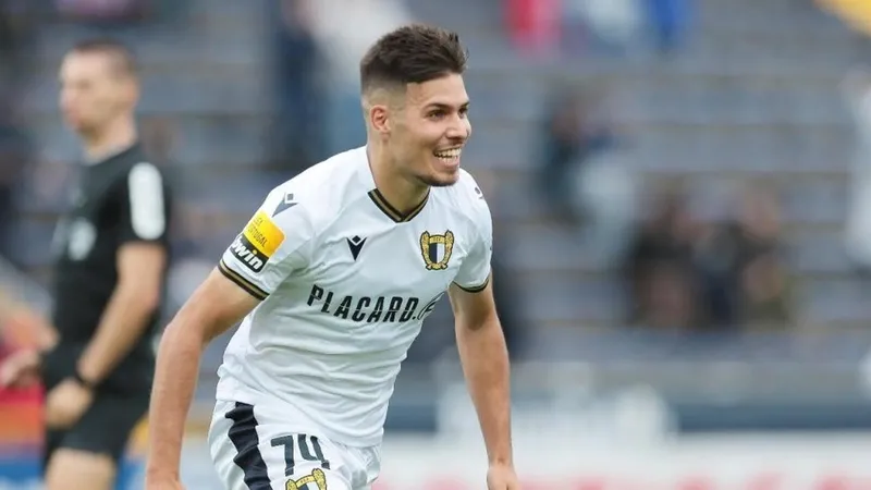 transfer-haberleri-galatasaraydan-sol-beke-flas-hamle-derrick-kohnun-yerine-aliancak-isim-belli-oldu-1717525708353.jpg Galatasaray'da Erden Timur gittikten sonra bakın hangi futbolcu geliyor!-12