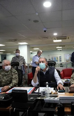 Son dakika: Milli Savunma Bakanı Hulusi Akar, Pençe-Kartal Operasyonu'na katılan pilotlarla telsizden görüştü