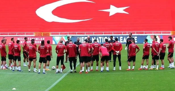 Medipol Başakşehir futbol takımında ve A Milli Takım kadrosundaki 1 oyuncu koronavirüse yakalandı