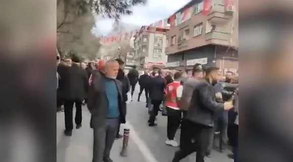 chp-vandalligi-yine-hortladi-memleket-partisi-atasehir-adayi-resat-sahin-ozturkun-aracina-saldiri-1711470353983.jpeg CHP vandallığı yine hortladı! Memleket Partisi Ataşehir Adayı Reşat Şahin Öztürk’ün aracına saldırı-6