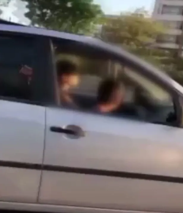 ankarada-tehlikeli-yolculuk-direksiyonda-cocuk-var-1661460844141.jpg Ankara'da tehlikeli yolculuk! Direksiyonda çocuk var-3