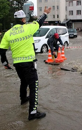 Son dakika: Bolu'da sağanak su baskınlarına neden oldu