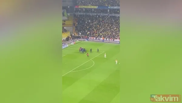 Fenerbahçe - Trabzonspor derbisinde saha karıştı! Hakem Zorbay Küçük'ün üzerine yürüyen taraftarı futbolcular engelledi - 4