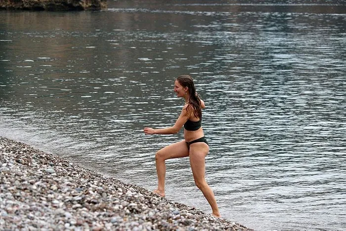 ocak-ayinda-deniz-girdiler-antalyada-turistler-sahile-kostu-1704109680898.jpeg Ocak ayında deniz girdiler: Antalya'da turistler sahile koştu-3