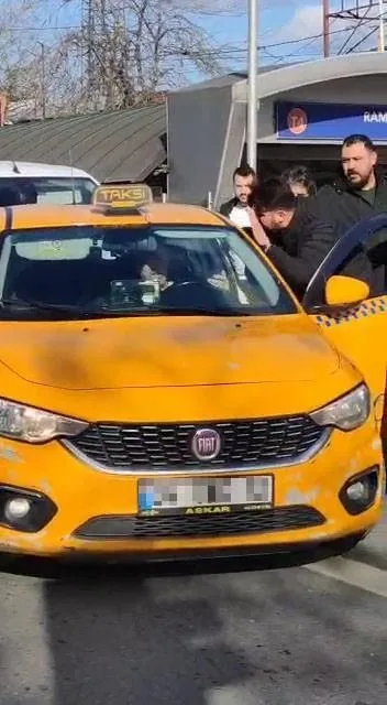 eyupsultanda-kaza-sonrasi-kavga-araca-girip-taksiciyi-yumrukladi-1673246768739.jpeg