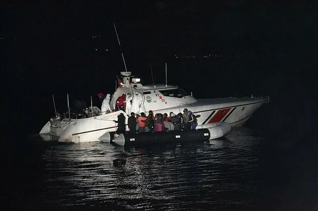 Son dakika: Yunanistan'ın ölüme terk ettiği 31 kaçak göçmen Türk Sahil Güvenlik ekiplerince kurtarıldı