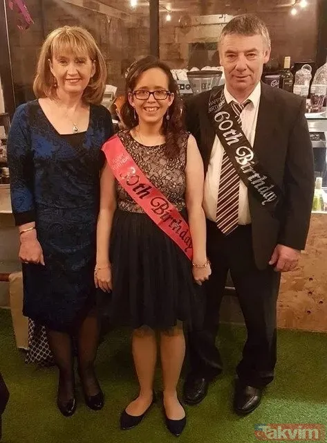 Fotoğrafta Ortada Duran O Kişi 13 Yaşında Gibi Duruyor Oysa 30. Yaş Gününü Kutluyor.