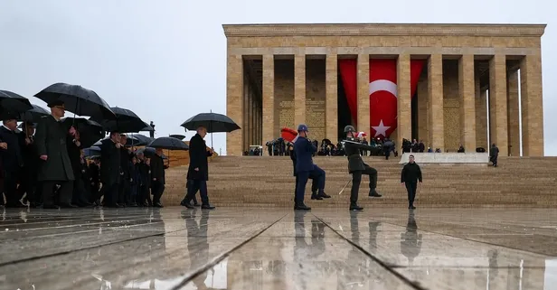 TBMM Başkanı Kurtulmuş ve devlet erkanı Anıtkabir'i ziyareti etti