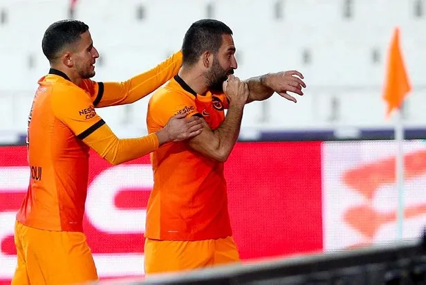 arda-turan-galatasaray-formasiyla-9-yillik-hasretine-son-verdi-1604857202133.jpeg