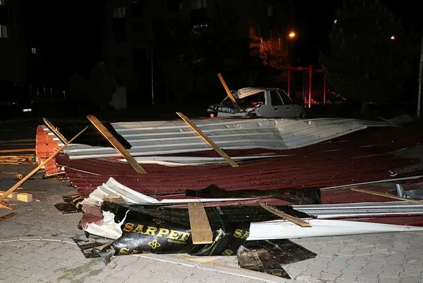 Şiddetli rüzgar nedeniyle uçan çatı korku dolu anlar yarattı-3