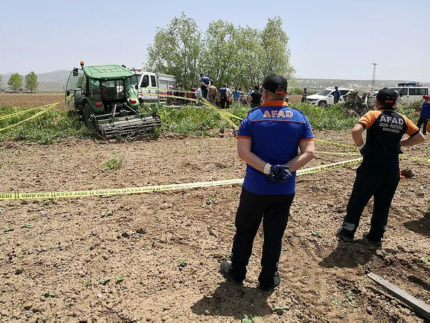 traktor-ile-tarim-aleti-arasinda-sikisan-ciftci-hayatini-kaybetti-1589895431430.jpg