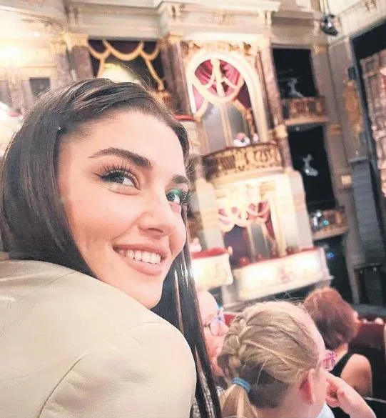 Kaan Yıldırım’la Londra’da tatil yapan Hande Erçel’den ilan-ı aşk paylaşımları geldi-2