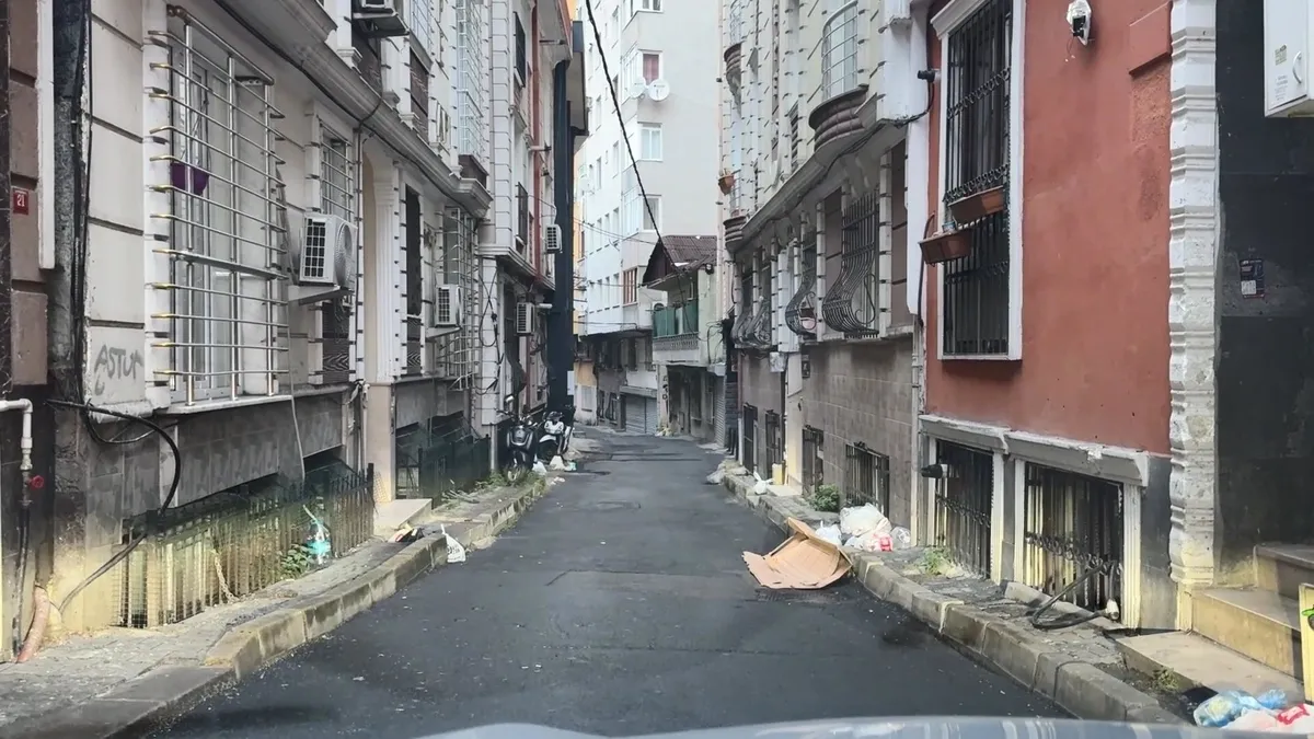 1793266243103.jpg Taksim'de kaza yapan servis şoförünün başına gelmeyen kalmadı! Önce kaçırıldı, ardından 80 bin lirası gasbedildi-4
