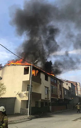 İstanbul'da ürküten yangın! Alevler bir anda etrafı sardı