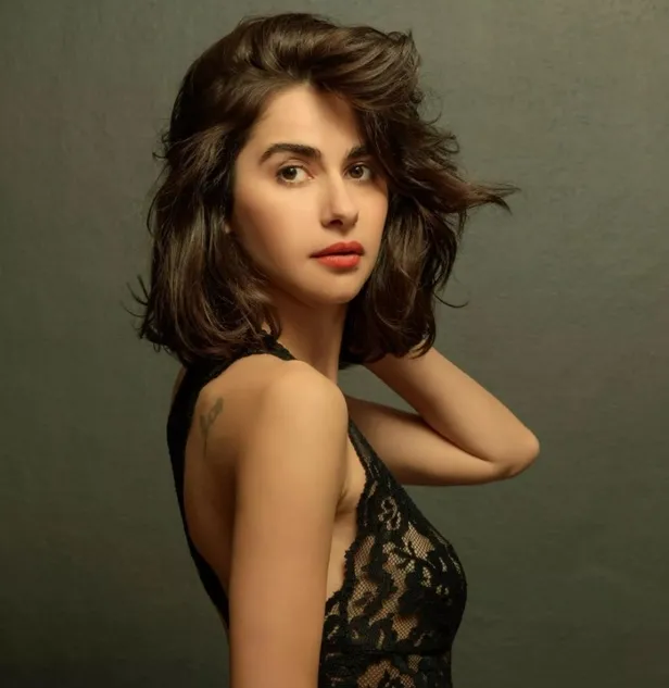 uc-kurusta-isler-rayindan-cikti-basrol-oyuncusu-finalden-once-diziyi-terk-ediyor-1651497705254.jpg Başrol oyuncusu finalden önce diziyi terk ediyor! Seyirciyi şoke eden haber! Üç Kuruş'ta işler rayından çıktı! Kimse bunu beklemiyordu-4