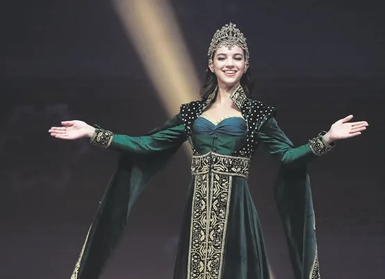 Tara de Vries'ın Osmanlı rüzgarı estiren kostümü büyük beğeni topladı-1