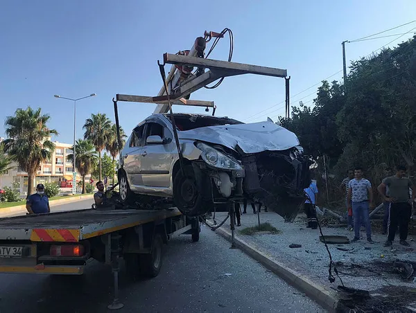 mersinde-takla-atan-otomobildeki-4-poh-yaralandi-1595442265990.jpg Mersin'de takla atan otomobildeki 4 PÖH yaralandı-3