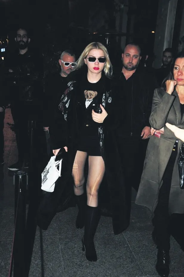 hayatimda-kimse-yok-1603232251252.jpeg Yırtık çorabıyla görüntülenen Popçu Aleyna Tilki'den 'Gucci' yorumu-2