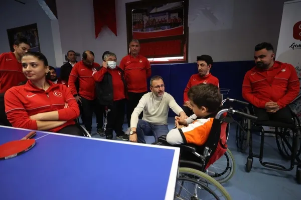 bakan-kasapoglundan-dunya-engelliler-gununde-para-masa-teniscilere-surpriz-1670079650057.jpeg