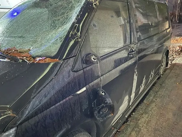 İstanbul'da kuvvetli fırtına hayatı olumsuz etkiliyor: Kartal sahil yolu sular altında kalınca trafiğe kapatıldı-2